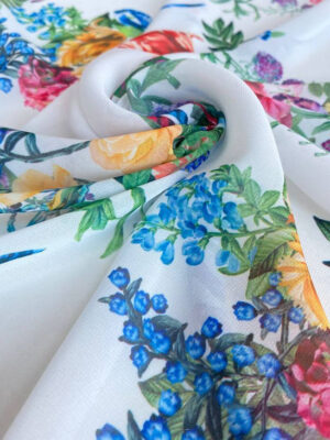 Шифон принт з букетиками сирені і тюльпанів на білому фоні