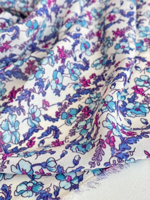 Шифон принт з міленькими блакитно-рожевими квіточками на білому фоні