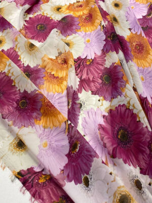 Шифон принт з рожево-жовтими герберами на білому фоні