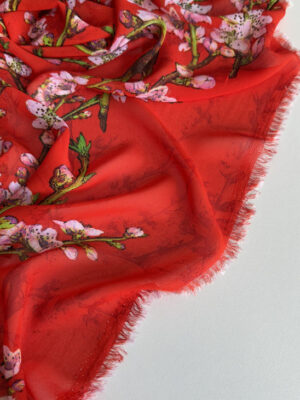 Шифон принт з квітами сакури на червоно-алому фоні