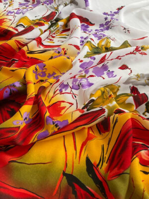 Шифон креп принт з крупними квітами рапортом на білому з жовтим краєм фоні