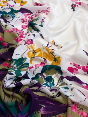 Шифон принт креп з крупними квітами рапортом на білому з фіолетовим краєм фоні