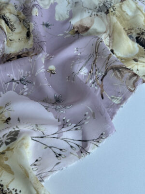 Шифон принт з акварельними крупними квітами бежевого кольору на фрезовому фоні