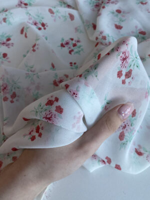 Шифон принт з мілким червоно-салатовим квітковим принтом на білому фоні