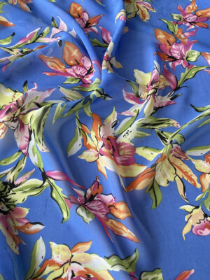 Шифон принт з крупними квітами на насиченому блакитному фоні