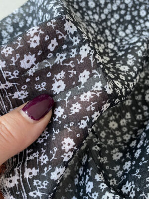 Шифон принт жатий чорного кольору з мілесенькими білими квіточками