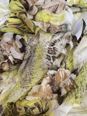 Шифон принт з крупним пальмовим листям в лимонно-коричневій гамі на світлому фоні