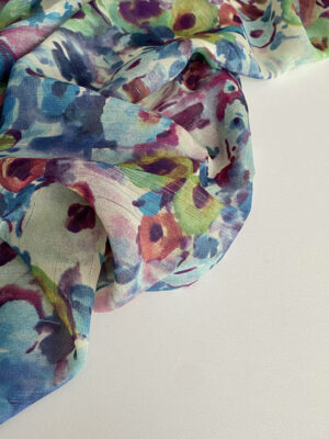 Шифон принт з густими акварельними квітами та люрексом на блакитному фоні