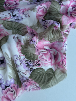 Шифон принт з рожевими квітами, листям хакі і ягідками в ніжній пастельній гамі