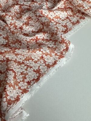 Штапель віскоза білі квіточки на ніжно-теракотовому фоні