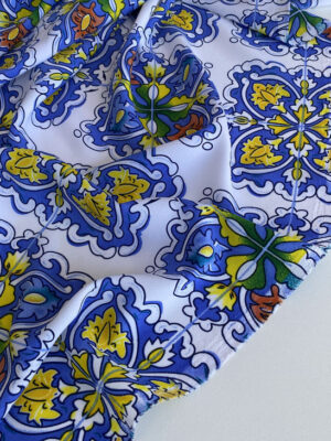 Шифон креп азулежу з яскраво-синім малюнком з вкрапленнями жовтого та помаранчового