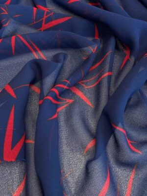 Шифон креп темно-синього кольору з тонкими абстракційними листями темно-червоного кольору