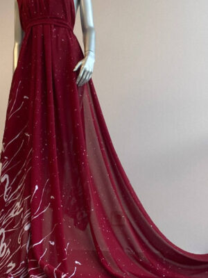 Шифон креп бордового кольору з білим абстракційним купоном і білими крапочками