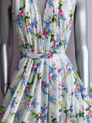 Шифон принт з яскравими букетиками квітів та пупирками на білому фоні