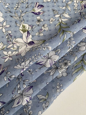 Шифон принт з білими та фіолетовими кітами на димчасто-блакитному фоні з пупирками