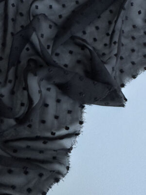 Однотонний шифон чорного кольору з чорними пупирками