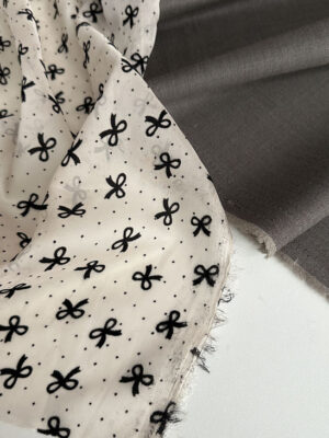 Шифон-органза пудрового тону з нанесеними оксамитом, чорними бантиками