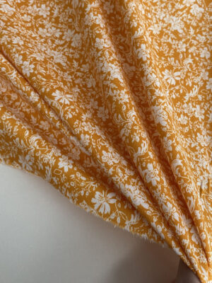 Штапель жовтий з мереживними білими квітами