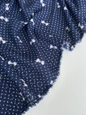 Шифон не прозорий фактурний темно-синього кольру з біло-рожевими бантиками та крапочками