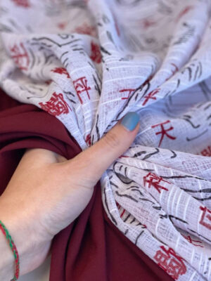 Шифон з фактурою під льон білий з чорно-бордовими знаками зодіаку