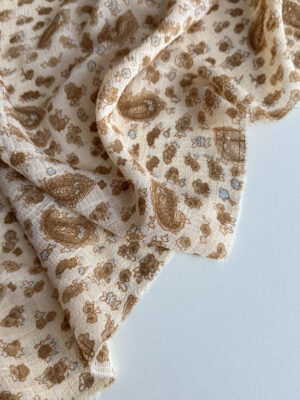 Креп шифон з коричневими огірками та блакитними квіточками на світло-бежевому фоні