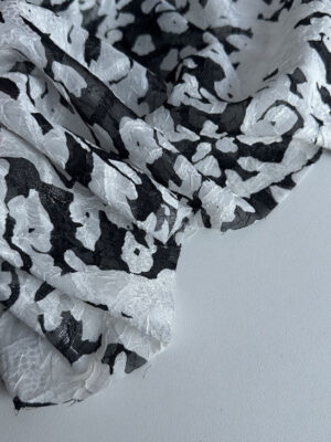 Шифон деворе жатий зі срібним напиленням та чорно-білим енімал дизайном