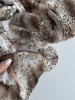 Шифон жатий деворе з золотистим напиленням та коричнево-рижим енімал дизайном