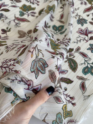 Шифон жатий біло-молочний з фантазійними квітами з листям кольору шалфей та тоненьким золотистим люрексом