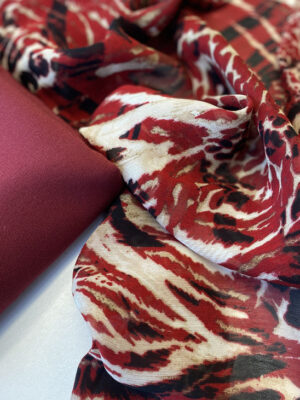 Віскозний шифон Італія з бордово-бежевим енімал дизайном