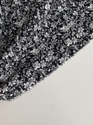 Штапель чорний з мереживними білими квітами