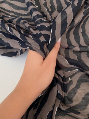 Жатий шифон Італія з крупною чорною зеброю з білим контуром на фоні тауп