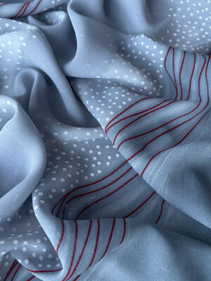 Шифон принт димчасто-сірий з вертикальними червоними стрічками і білими горошкам