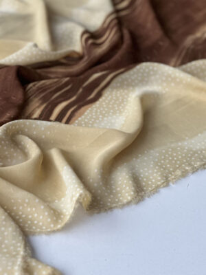 Шифон принт бежевий з коричнево-рижим принтом та зеленими стрічками і світлими горошками