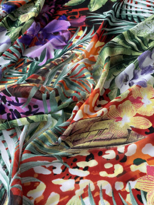 Шифон Італія з яскравим тропічним дизайном зелене листя. квіти і енімал принт