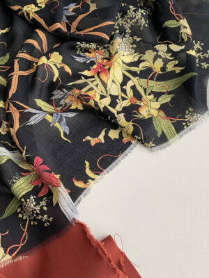 Шифон натуральний Італія з абстракційними  квітами та листям в бежево-зелено-теракотово-синій гамі