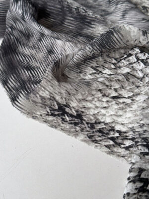 Шифон Італія з фантазійним енімал дизайном та градієнтним переходом в пудрово-сірій гамі