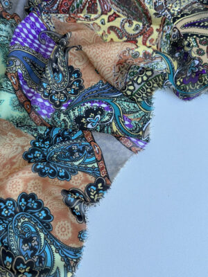 Шифон принт в бірюзово-ліловій з зеленим та коричневій гамі з елементами печворк, горошків та огірків