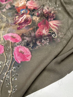 Креп шифон рапортом 84см, складна квіткова 3D на фоні хакі зі світлими східним дизайном
