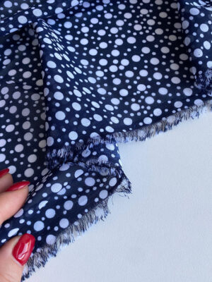 Прозорий шифон темно-синій шифон з білими горошками різного розміру