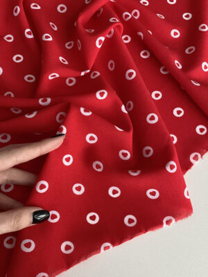 Шифон креп червоний з білими сердечками в горошках розміром 1,1см