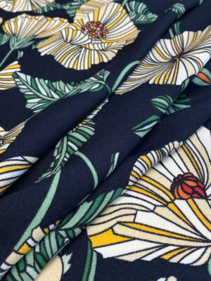 Платтяна крепова тканина темно-синього кольору з крупними біло-жовтими квітами і зеленим листям