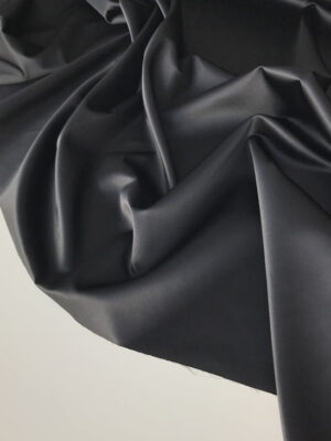 Однотонний шовк сатин костюмний чорного кольору, Італія