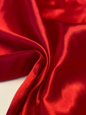 Атлас червоного кольору