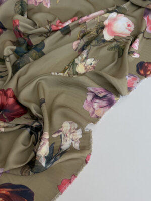 Шовк з акварельними трояндами фрезового і теракотового кольору з зеленими стеблами на фоні світлий хакі