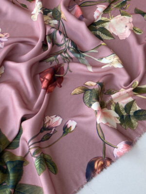 Шовк з акварельними трояндами фрезового кольору з зеленими стеблами на фрезовому фоні