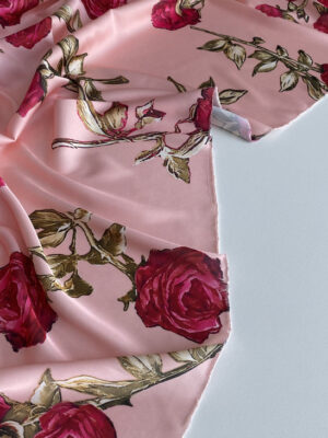 Шовк з червоно-рожевими трояндами на рожево-пудровому фоні