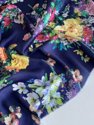 Шовк з ніжними букетиками садових квітів на темно-синьому фоні