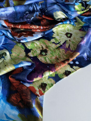 Шовкова тканина акварельний дизайн з великими коричневими квітами на синьо-блакитному фоні