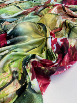 Шовкова тканина акварельний дизайн з великими вишневими квітами на зеленому фоні