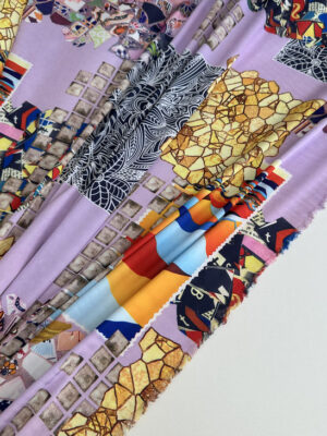 Шовкова тканина з мозіічною золотисто-чорною графікою на світло-лавандовому фоні